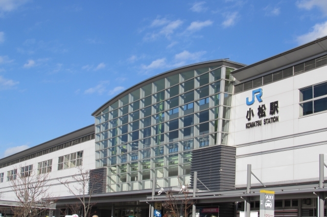 駅から徒歩0分の安らぎ。ビジネスと旅を支えるハイパーホテル小松の外観